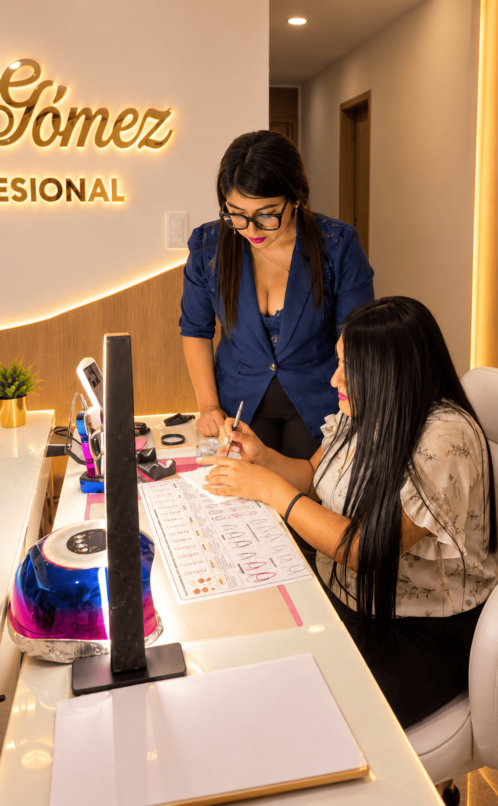 Asesoría personalizada guiando a la alumna paso a paso en la mesa